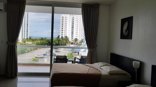 普拉亚布兰卡Playa Blanca Towncenter Suite - NO incluye comidas的一间卧室设有一张床和一个大窗户