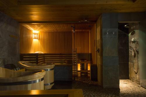 伊尔库茨克塞廷国际酒店的一间带两个盥洗盆和淋浴的浴室