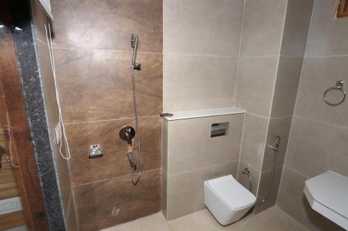 KatrainNiranya Guest House的带淋浴和卫生间的浴室