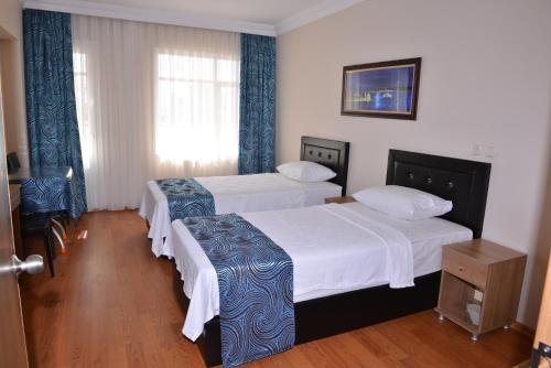 伊斯坦布尔爱慕萨奥特尔马尔特艾文斯公寓的酒店客房设有两张床和窗户。