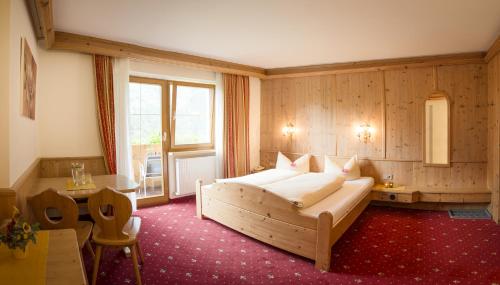 施图拜河谷新施蒂夫特普福尔特司凯乐阿尔卑斯旅馆的一间卧室,卧室内配有一张大床
