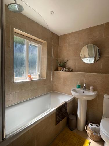 CoalportDrake Cottage - riverside retreat, Jackfield, Ironbridge Gorge, Shropshire的带浴缸和盥洗盆的浴室