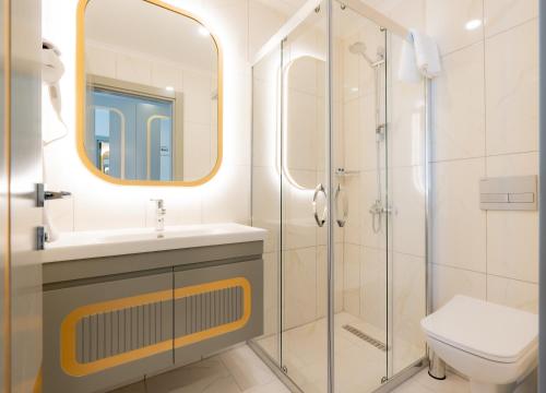 阿拉尼亚Gurses Life Hotel的带淋浴、盥洗盆和卫生间的浴室