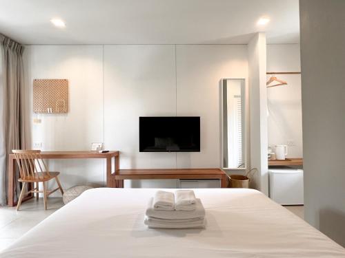 Bangkok NoiSUNKISS的白色卧室配有床和书桌