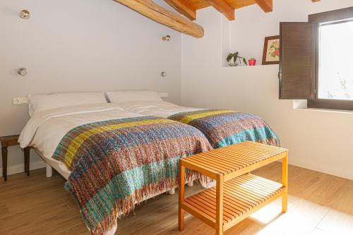 EchalecuMokorroko Borda Hostal Rural的一间卧室配有一张床和一张木桌