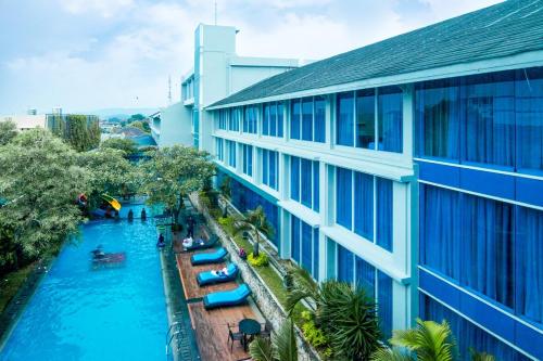 班达楠榜艾美西亚酒店和度假村的一座酒店,在一座建筑旁边设有游泳池