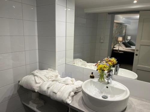 特罗尔海坦贝尔酒店的白色的浴室设有水槽和镜子