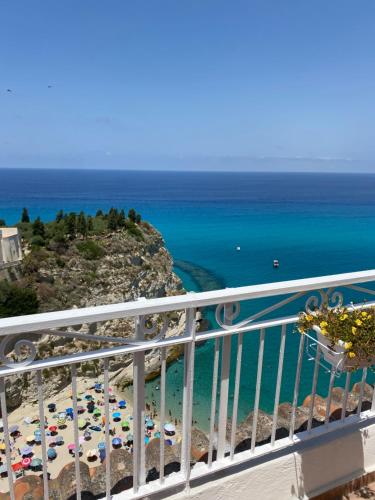 特罗佩阿BlueMind的享有海滩和海洋景致的阳台