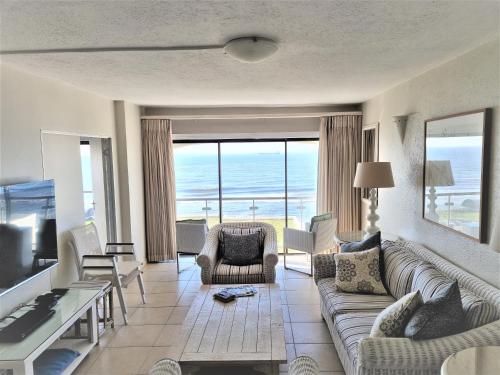 德班405 Bermudas - by Stay in Umhlanga的带沙发的客厅,享有海景