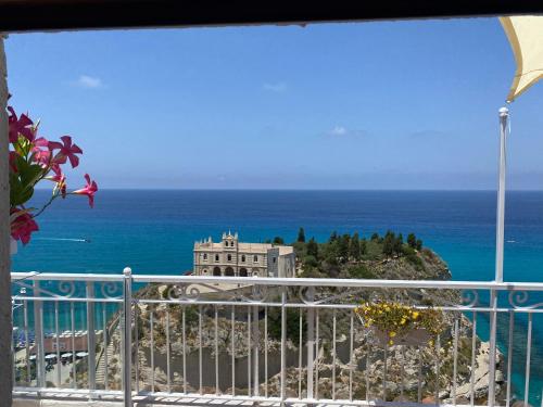 特罗佩阿BlueMind的阳台享有海景。