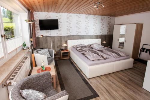 布劳恩拉格Hotel Brunnenbach的卧室配有一张床和一张桌子及椅子
