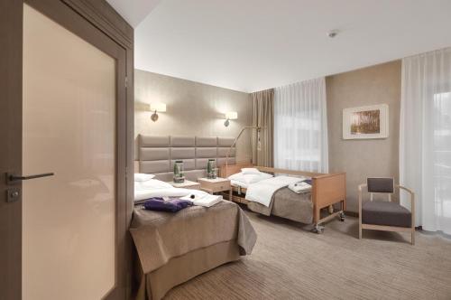 瓦斯克克鲁姆纳梅迪卡酒店的酒店客房,配有两张床和椅子