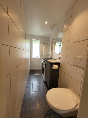 波什格伦Telemark Apartments Langgt 48的一间带卫生间和水槽的小浴室