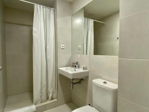布拉格Figaro Suites的浴室配有卫生间、盥洗盆和淋浴。