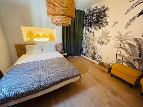 瓦伦西亚Casa del Palmar loft的一间卧室设有床铺和植物墙
