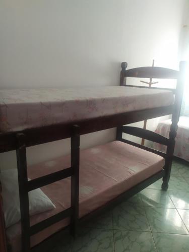 巴鲁埃里Quarto Triplo Solteiro的客房内的一张双层床