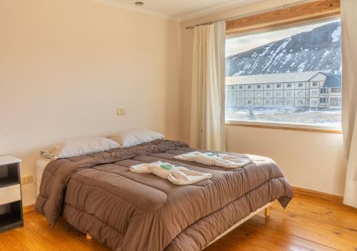 卡薇亚惠Hotel Nuke Piren的一间卧室设有一张床和一个大窗户