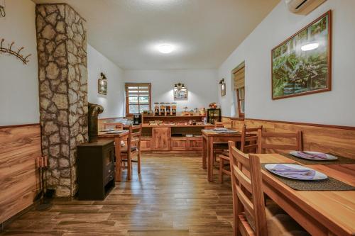 普利特维采村B&B Plitvica Hill的用餐室配有木桌和椅子