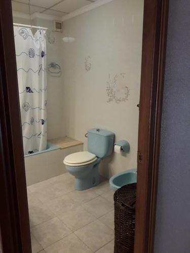 圣卡洛斯拉腊皮塔MASET的浴室配有蓝色卫生间和淋浴。