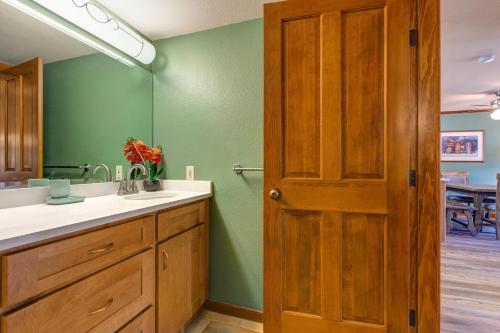 索利图德Powderhorn Lodge 214 Perfect Solitude Escape的一间带水槽和镜子的浴室