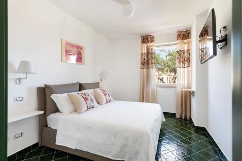 滨海波利尼亚诺Don Leonardo - pool and wellness的白色的卧室设有床和窗户