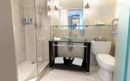 魁北克市马斯特酒店的一间带卫生间和玻璃淋浴间的浴室