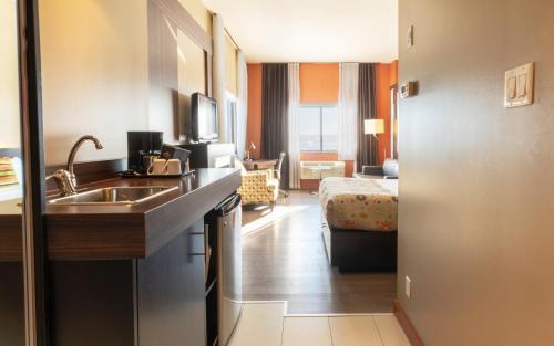 魁北克市马斯特酒店的酒店客房设有水槽和一间卧室