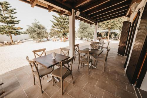 利扎诺Masseria Macchiarola的庭院设有桌椅。