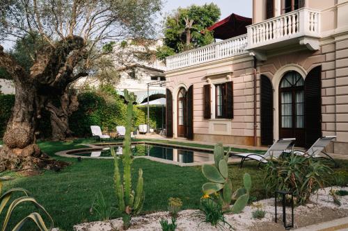 马尔米堡Resort Al Forte的庭院中带游泳池的房子