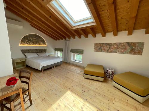 FregonaAgriturismo ValBarè的一间大卧室,配有一张床和一个天窗