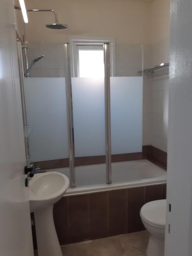 ScalaBeautiful apartment near beach in Larnaca的带淋浴、盥洗盆和卫生间的浴室