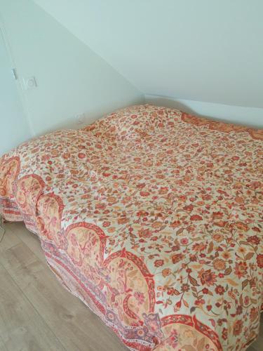 Auxelles-HautStudio calme et lumineux avec terrasse的床上铺着鲜花的毯子