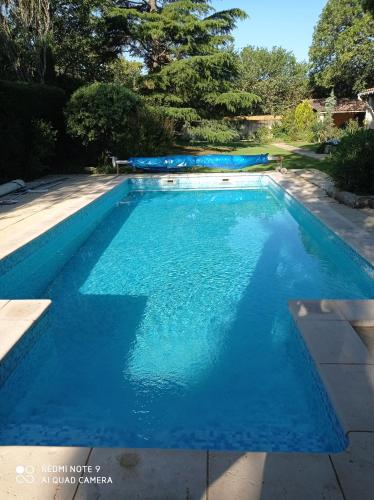 马藏l'Annexe, logement confortable avec piscine的庭院里的一个蓝色海水游泳池