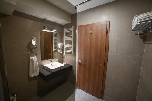 韦莱斯Glorius Hotel的一间带水槽和镜子的浴室