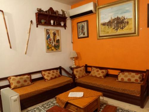 突尼斯Dar kenza tunis的客厅配有两张沙发和一张桌子