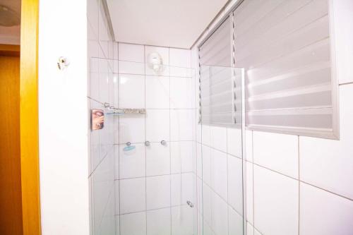 热河市Apart Hotel no Rio Quente- Cond. Águas da Serra的浴室设有白色瓷砖淋浴。