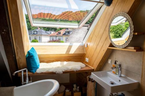 汉堡Fischerhaus Blankenese的一个小浴室,配有窗户和水槽