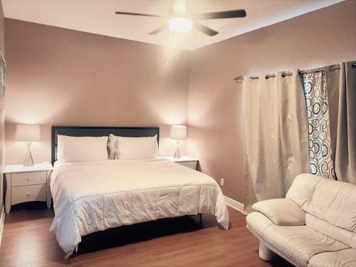 卡纳维拉尔角Cape Canaveral near Beach House的一间卧室配有一张床和一张沙发