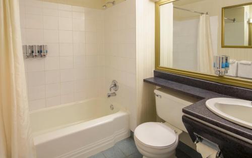 魁北克市奥伯格魁北克酒店的浴室配有白色卫生间和盥洗盆。