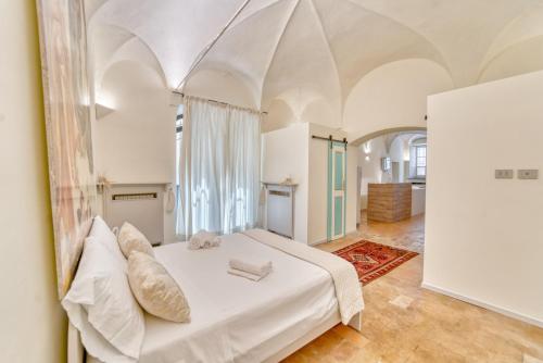 帕尔马Il Loft di Quintino的卧室配有白色的床