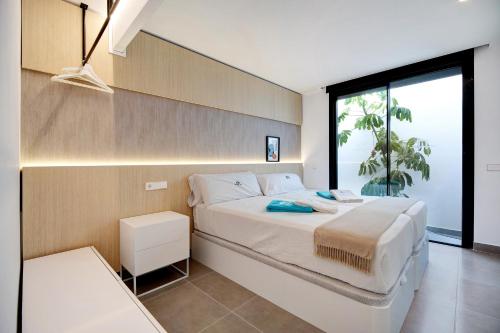 诺沃桑克蒂佩特里Andrea Sea Villa的卧室配有白色的床和大窗户