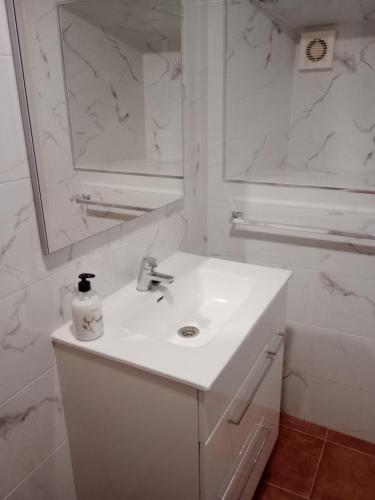 La LosaEl mirador de la sierra的白色的浴室设有水槽和镜子