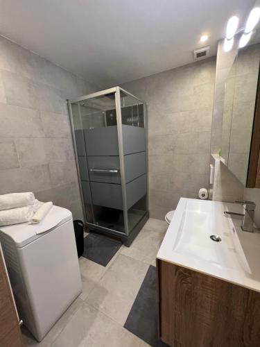 布鲁塞尔Apartment - Place Jourdan & EU institutions的一间带玻璃淋浴和水槽的浴室