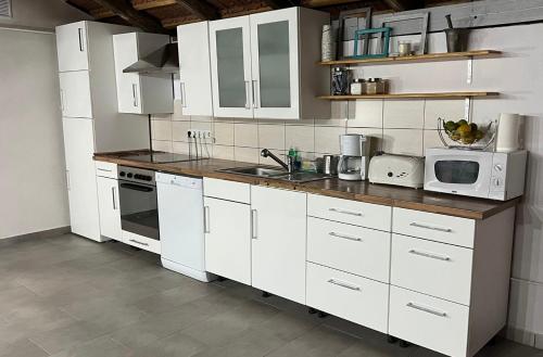 锡吉什瓦拉B&B Home的厨房配有白色橱柜和白色家电