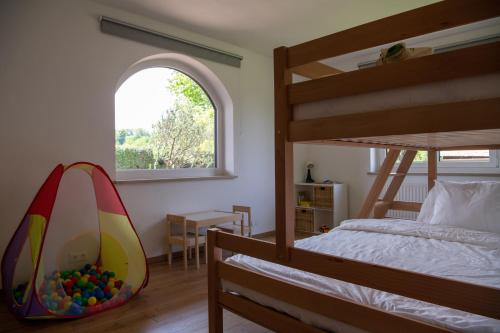 克拉根福Ganzes Haus mit viel Platz für Familie und Freunde的一间卧室设有两张双层床和一扇窗户。