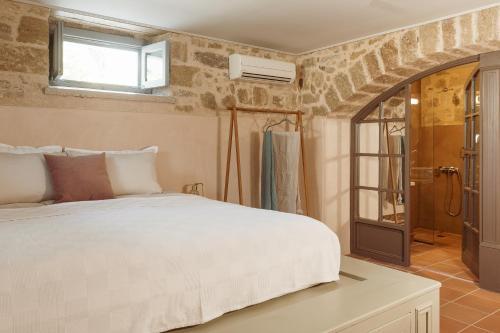 罗德镇Saray Monumental Luxury Villa Medieval Town, Rhodes的卧室配有白色的床和窗户。