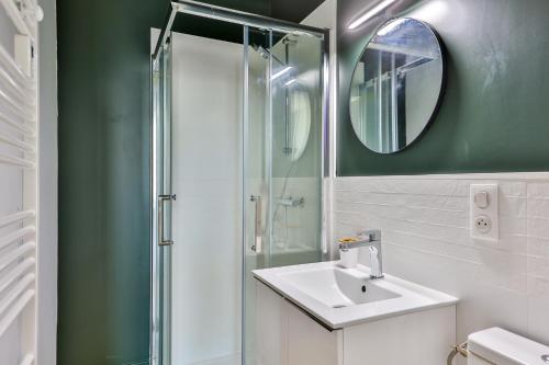 科涅克VILLA VERDE #Hypercentre #Charente #Parking的浴室配有盥洗盆和带镜子的淋浴