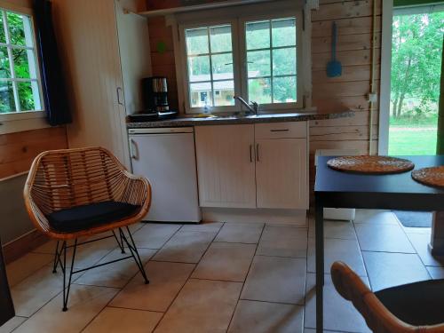 阿珀尔斯哈reiger的厨房配有水槽和桌椅