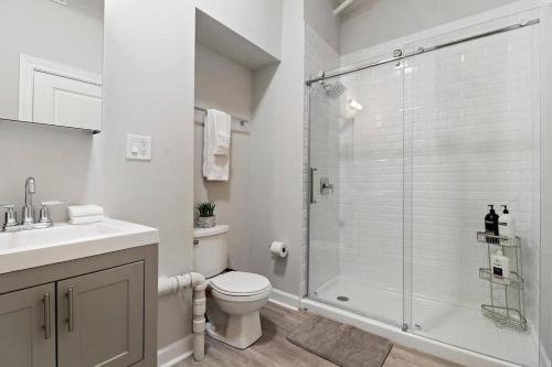 芝加哥Wonderful 2-Bedroom Apt near Restaurants - Hubbard 4的带淋浴、卫生间和盥洗盆的浴室