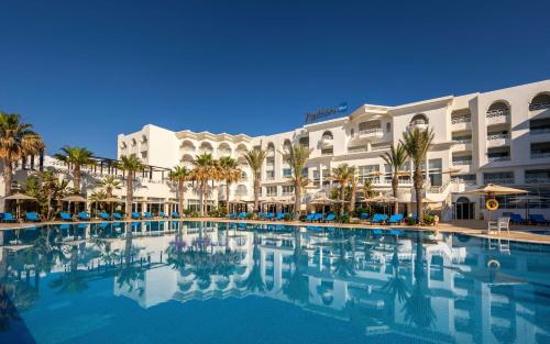 哈马马特哈马迈特海水浴度假丽笙布鲁酒店的酒店前方的大型游泳池
